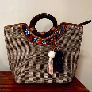 Bag w/wooden handles and textile details